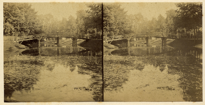 122389 Gezicht op de Knuppelbrug (bij de Herenstraat) over de Stadsbuitengracht te Utrecht, uit het zuiden.